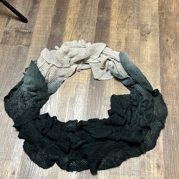 Women’s  Black and Cream Knit Infinity Scarf Acrylic one Size Winter Warm Soft - Picture 2 of 6